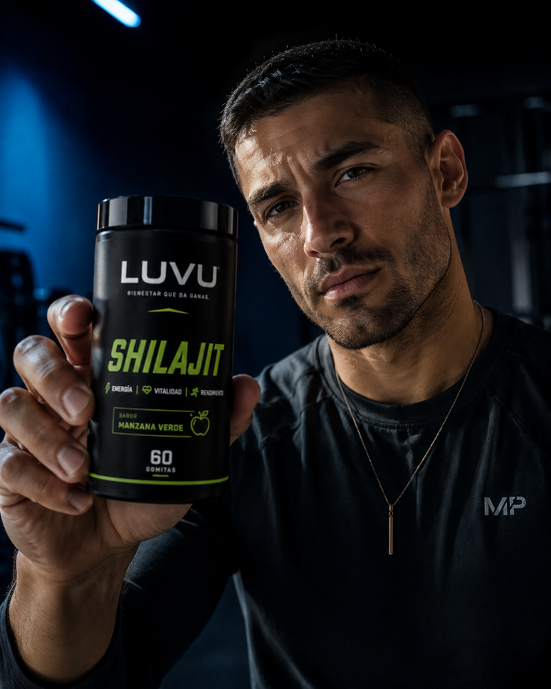 Hombre tomando Shilajit